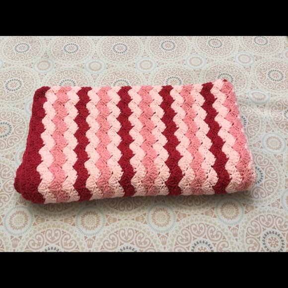Handmade Large Knit Pink Zig Zag Blanket Quilt - Picture 1 of 4